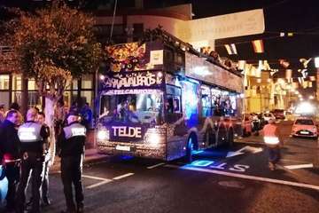 La  carroza anunciadora del Carnaval recorrió este miércoles el centro de la ciudad (Foto TA)
